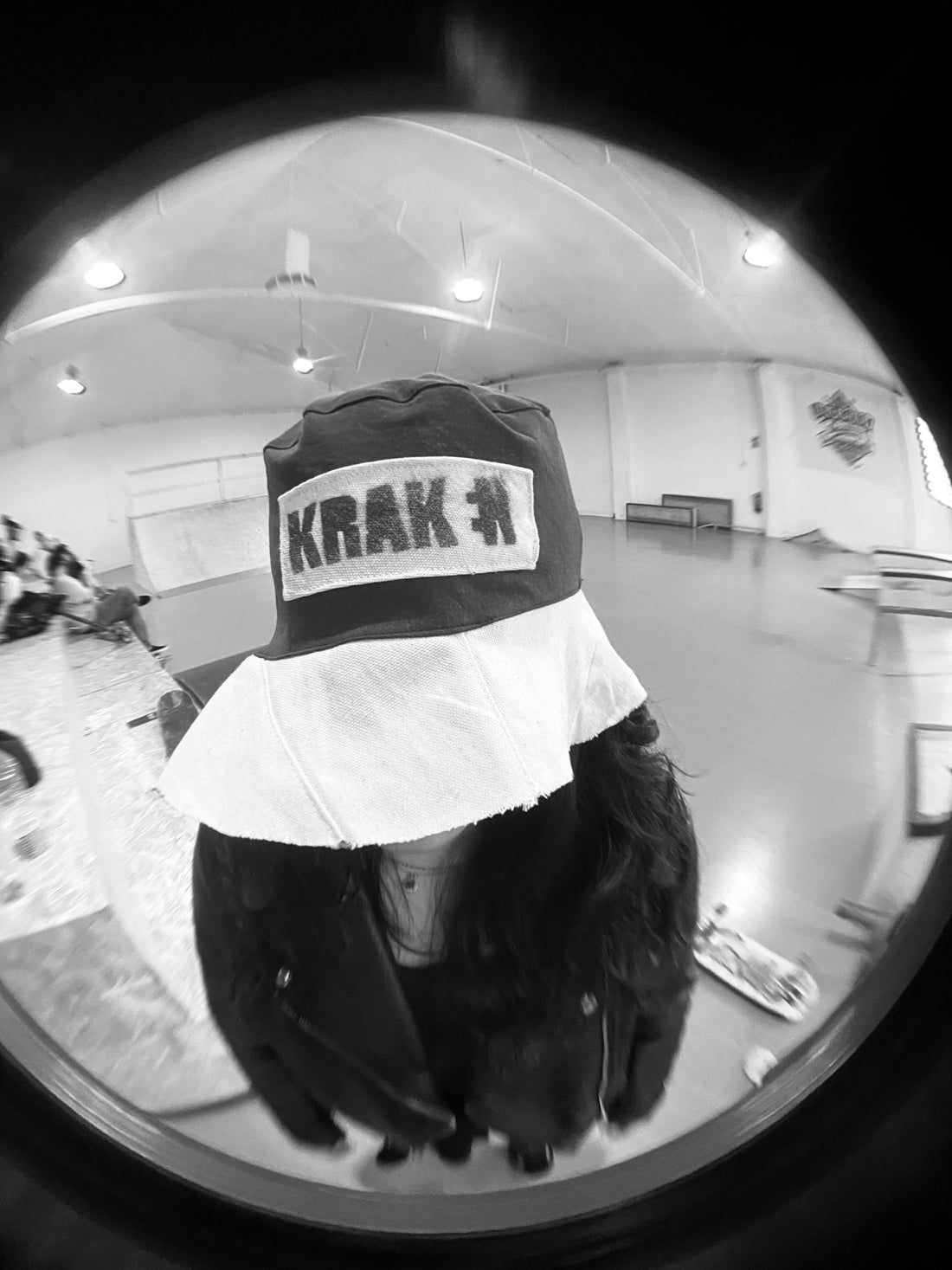 Explorando la Vanguardia del Estilo: El Arte del Stencil en Streetwear