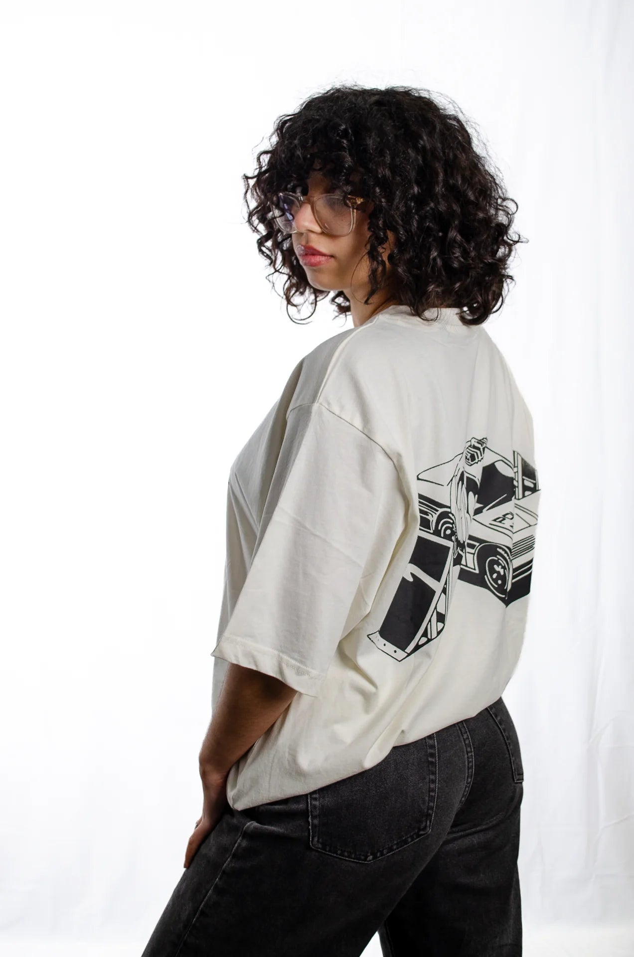 camiseta-streetwear-oversized-blanca-mujer-espalda-brujas_051f7f2b-eb9d-4d42-9f3d-effbd9918b69.webp