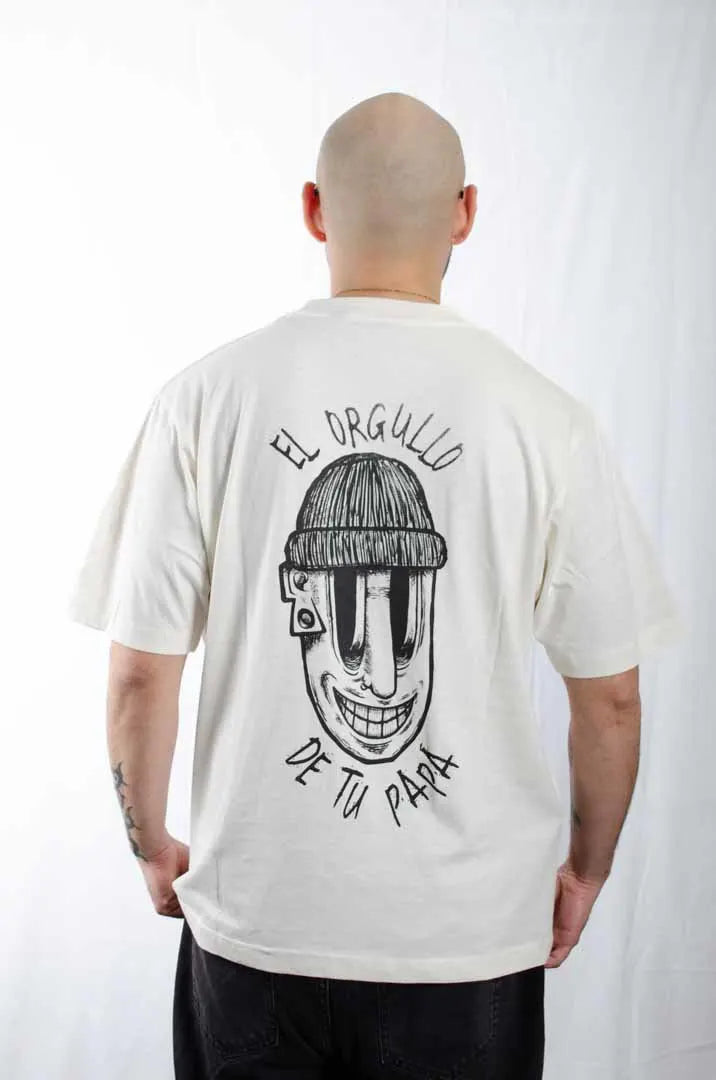 Vista trasera de un modelo hombre vistiendo la Camiseta El orgullo de tu Papá. Camiseta streetwear oversized color Leche de coco, fabricada con algodón 100% orgánico.