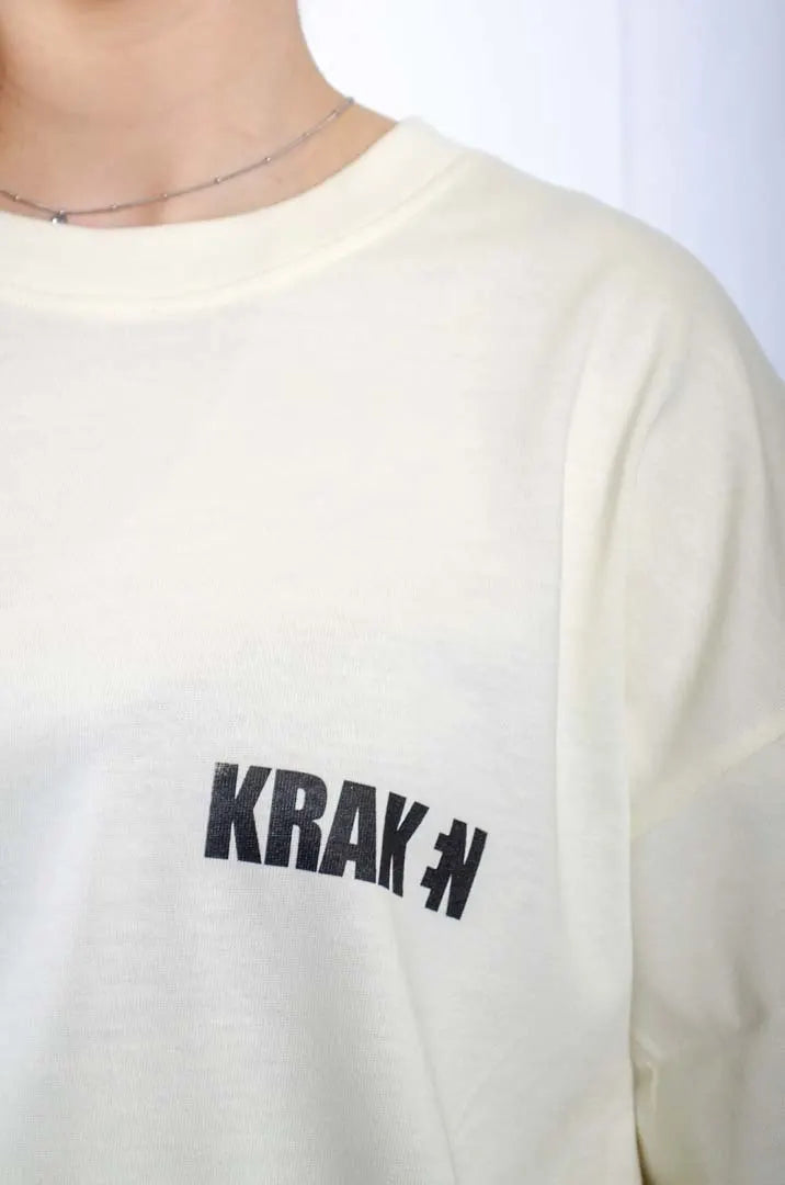 Detalle de la Camiseta Mac Miller. Camiseta streetwear oversized con hombros caídos. Algodón 100% orgánico en color Leche de coco.