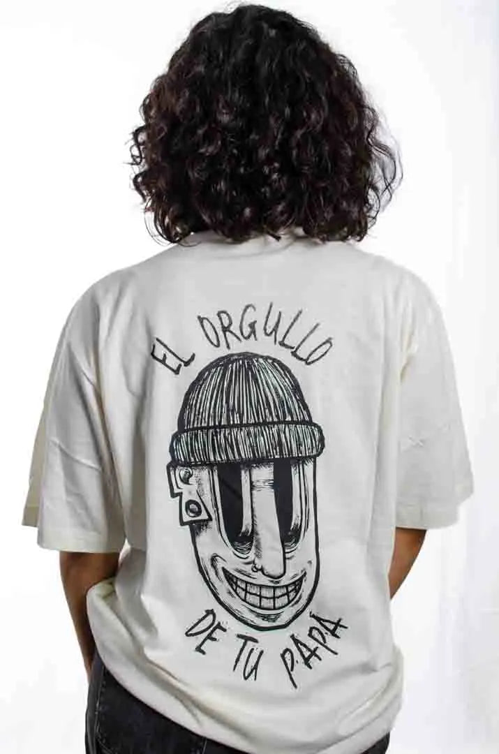 Vista trasera de una modelo mujer vistiendo la Camiseta El orgullo de tu Papá. Camiseta streetwear oversized color Leche de coco, fabricada con algodón 100% orgánico.