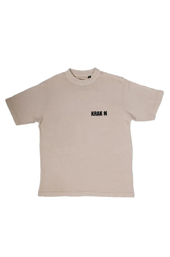 Vista frontal de la Camiseta Sancocho. Camiseta streetwear oversized efecto lavado en color gris ciudad, confeccionada en 100% algodón orgánico.