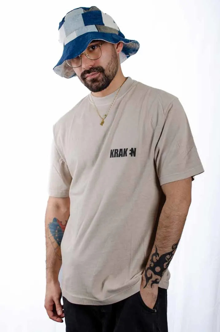 Modelo hombre vistiendo la Camiseta Sancocho. Camiseta streetwear oversized efecto lavado en color gris ciudad, confeccionada en 100% algodón orgánico.