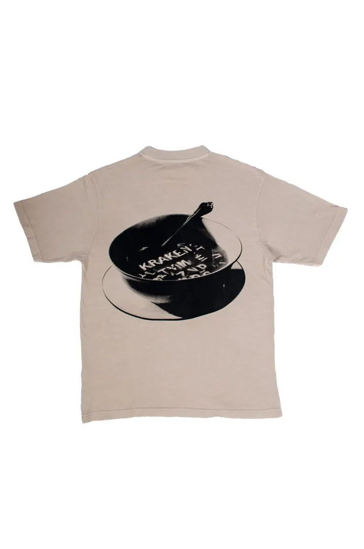 Vista trasera de la Camiseta Sancocho. Camiseta streetwear oversized efecto lavado en color gris ciudad, confeccionada en 100% algodón orgánico.