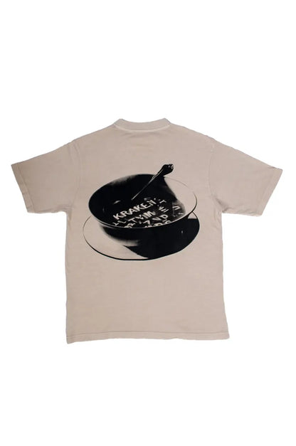 Vista trasera de la Camiseta Sancocho. Camiseta streetwear oversized efecto lavado en color gris ciudad, confeccionada en 100% algodón orgánico.