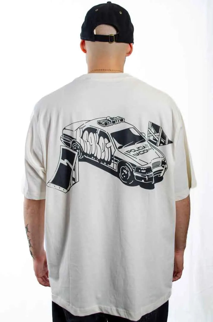 Detalle del gráfico en la espalda de la Camiseta Las Brujas. Camiseta streetwear oversized color Leche de coco, fabricada con algodón 100% orgánico.