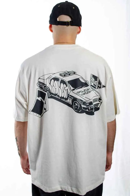 Detalle del gráfico en la espalda de la Camiseta Las Brujas. Camiseta streetwear oversized color Leche de coco, fabricada con algodón 100% orgánico.