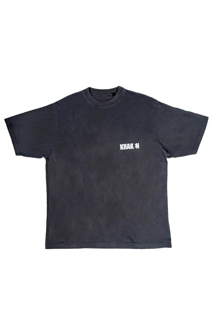 Vista frontal de la Camiseta Tinta de Calamar. Camiseta streetwear oversized de algodón 100% orgánico en color Tinta de calamar.