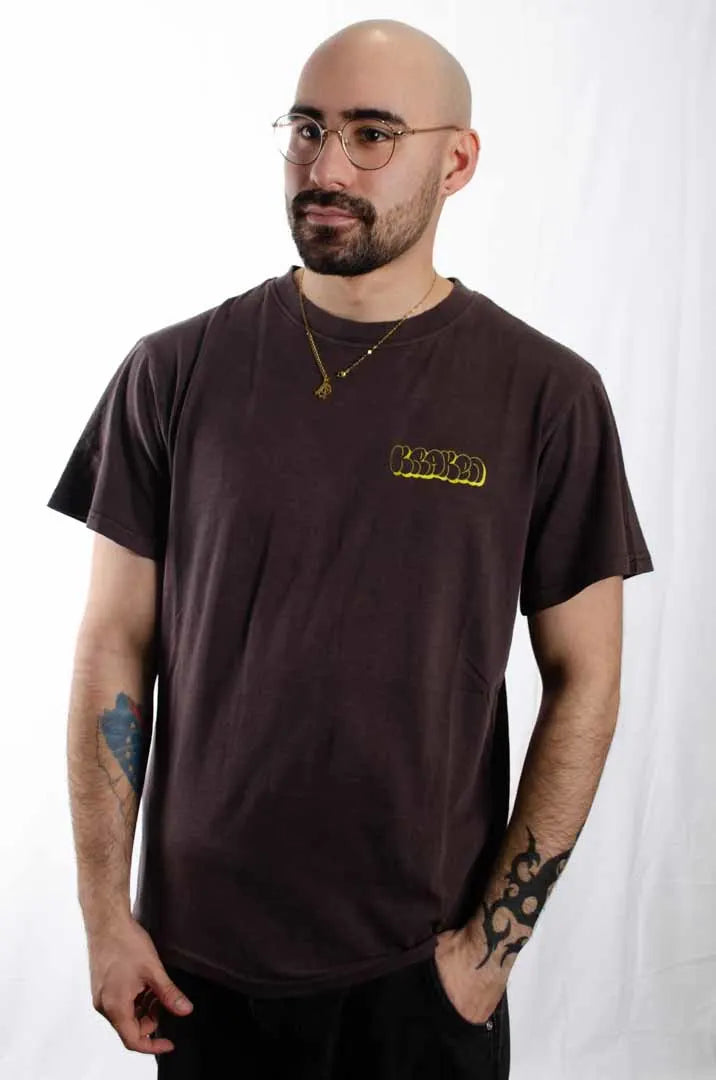 Modelo hombre vistiendo la Camiseta La True Face. Camiseta streetwear oversized efecto lavado en color café americano, de algodón orgánico.