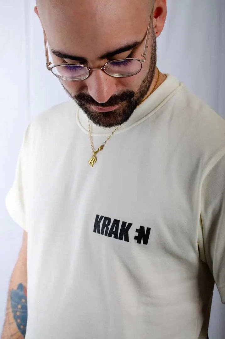 Detalle de la Camiseta Kobe Bryant. Camiseta streetwear oversized con hombros caídos, de algodón 100% orgánico en color Leche de coco.