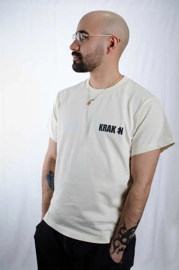 Modelo hombre vistiendo la Camiseta Kobe Bryant. Camiseta streetwear oversized con hombros caídos, de algodón 100% orgánico en color Leche de coco.