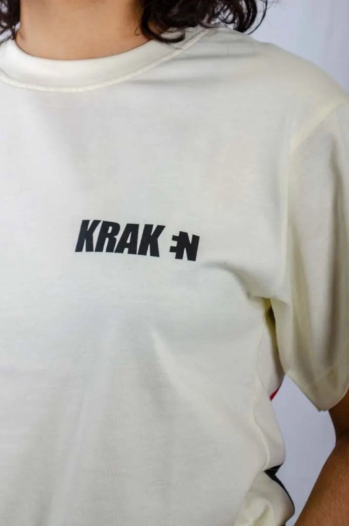 Detalle del logo Kraken en la Camiseta Kobe Bryant. Camiseta streetwear oversized con hombros caídos, de algodón 100% orgánico en color Leche de coco.