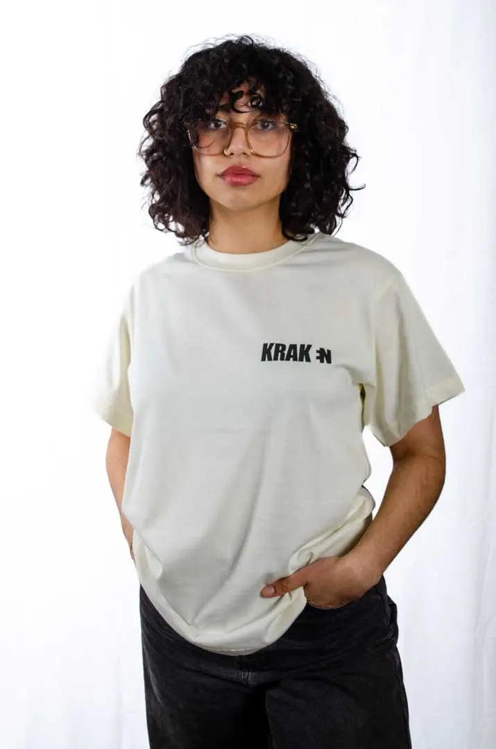 Modelo mujer vistiendo la Camiseta Kobe Bryant. Camiseta streetwear oversized con hombros caídos, de algodón 100% orgánico en color Leche de coco.