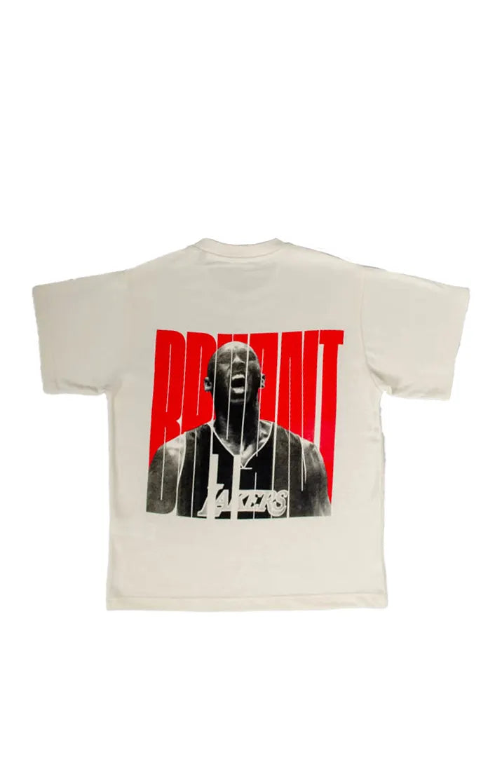 Vista trasera de la Camiseta Kobe Bryant. Camiseta streetwear oversized con hombros caídos, de algodón 100% orgánico en color Leche de coco.