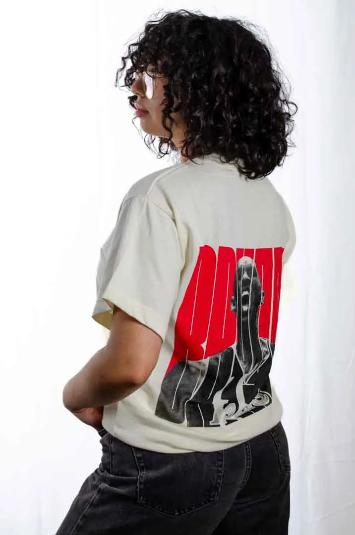 Vista de la espalda de la Camiseta Kobe Bryant. Camiseta streetwear oversized con hombros caídos, de algodón 100% orgánico en color Leche de coco.