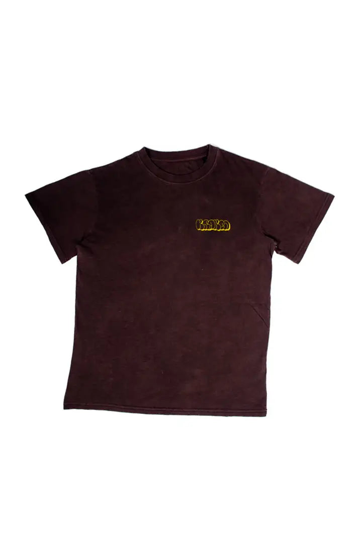 Vista frontal de la Camiseta La True Face. Camiseta streetwear oversized efecto lavado en color café americano, hecha de algodón orgánico.