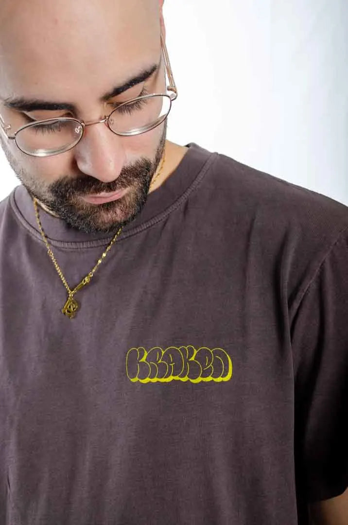 Detalle del gráfico en la Camiseta La True Face. Camiseta streetwear oversized efecto lavado en color café americano, de algodón orgánico.