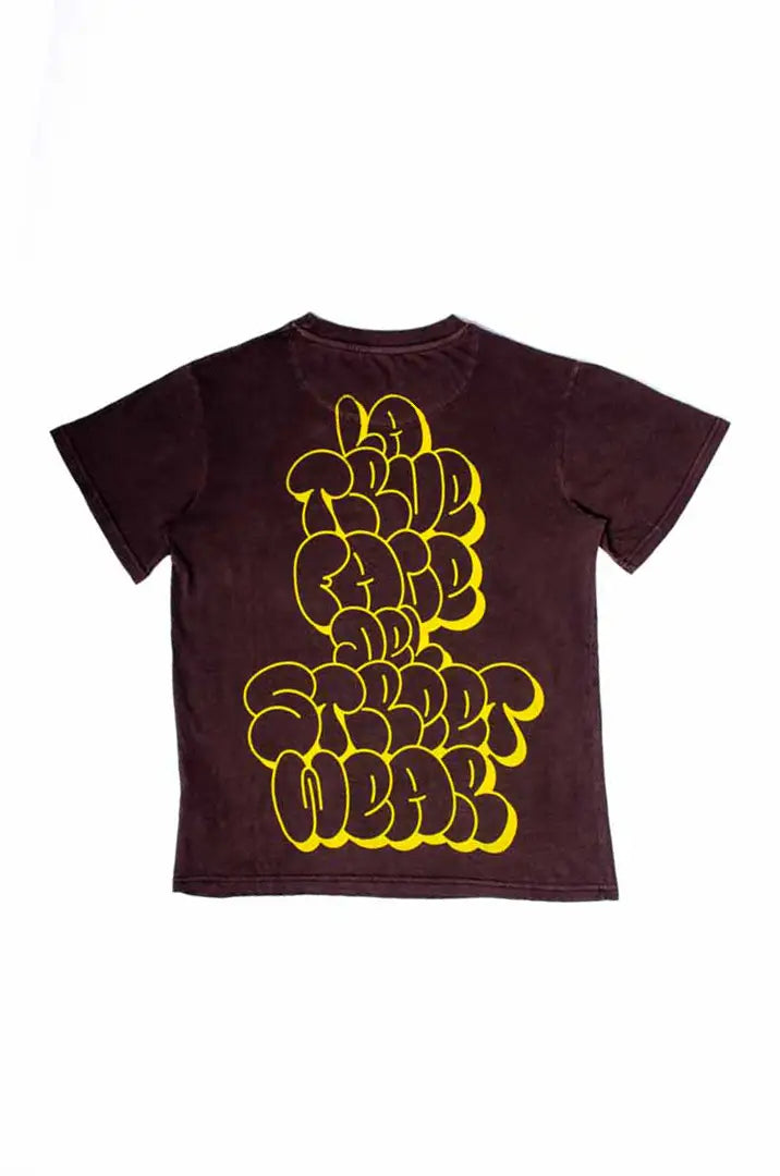 Vista trasera de la Camiseta La True Face. Camiseta streetwear oversized efecto lavado en color café americano, hecha de algodón orgánico.