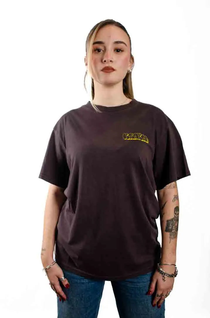 Modelo mujer vistiendo la Camiseta La True Face. Camiseta streetwear oversized efecto lavado en color café americano, de algodón orgánico.