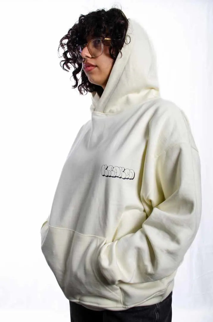 Modelo mujer vistiendo la Sudadera La True Face. Sudadera hoodie oversized con capucha, 100% algodón felpa en color Leche de coco.