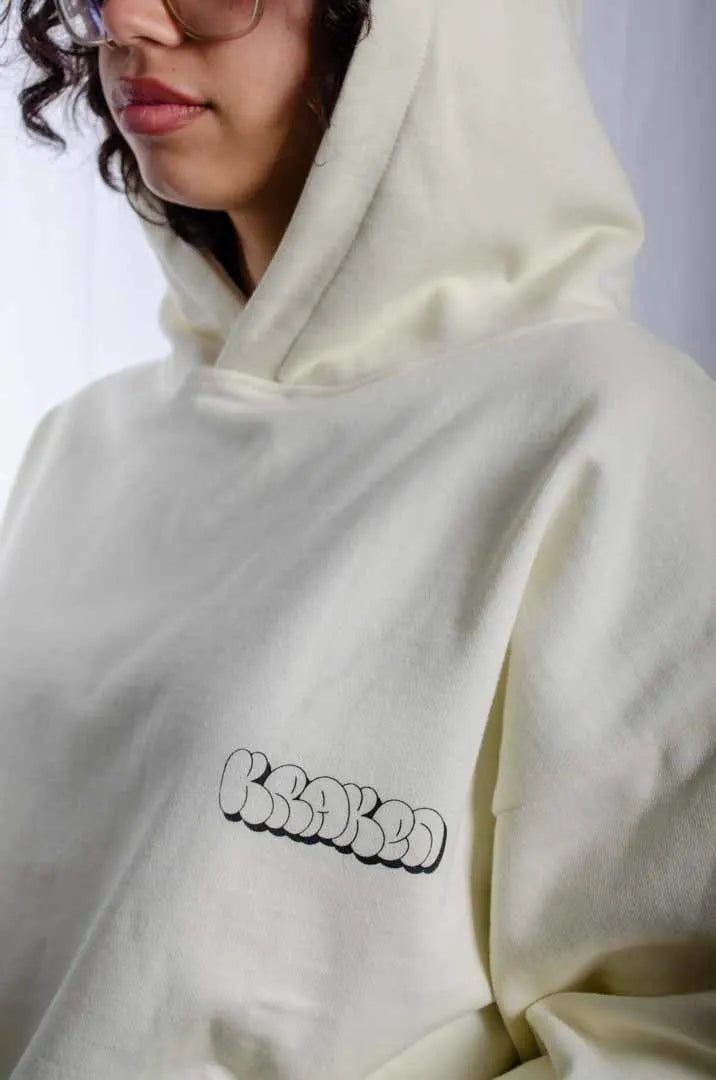 Detalle de la Sudadera La True Face. Sudadera hoodie oversized con capucha, 100% algodón felpa en color Leche de coco.