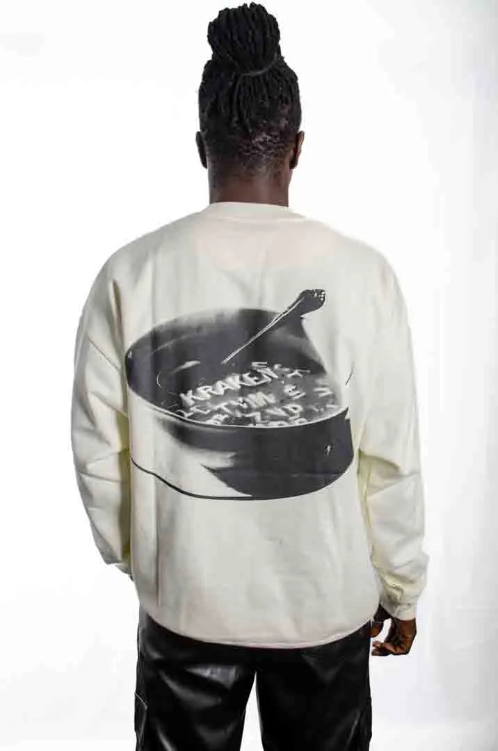 Vista trasera de un modelo hombre vistiendo la Sudadera Sancocho. Sudadera brushed oversized sin capucha, de felpa perchada 100% algodón en color Leche de coco.