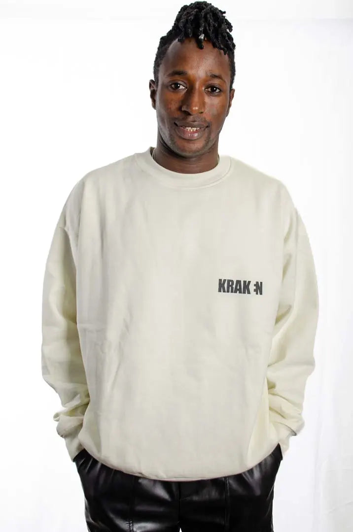 Modelo hombre vistiendo la Sudadera Sancocho. Sudadera brushed oversized sin capucha, de felpa perchada 100% algodón en color Leche de coco.
