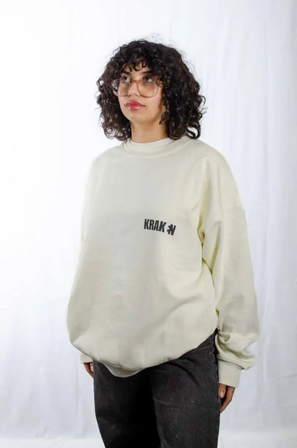 Modelo mujer vistiendo la Sudadera Sancocho. Sudadera brushed oversized sin capucha, de felpa perchada 100% algodón en color Leche de coco.