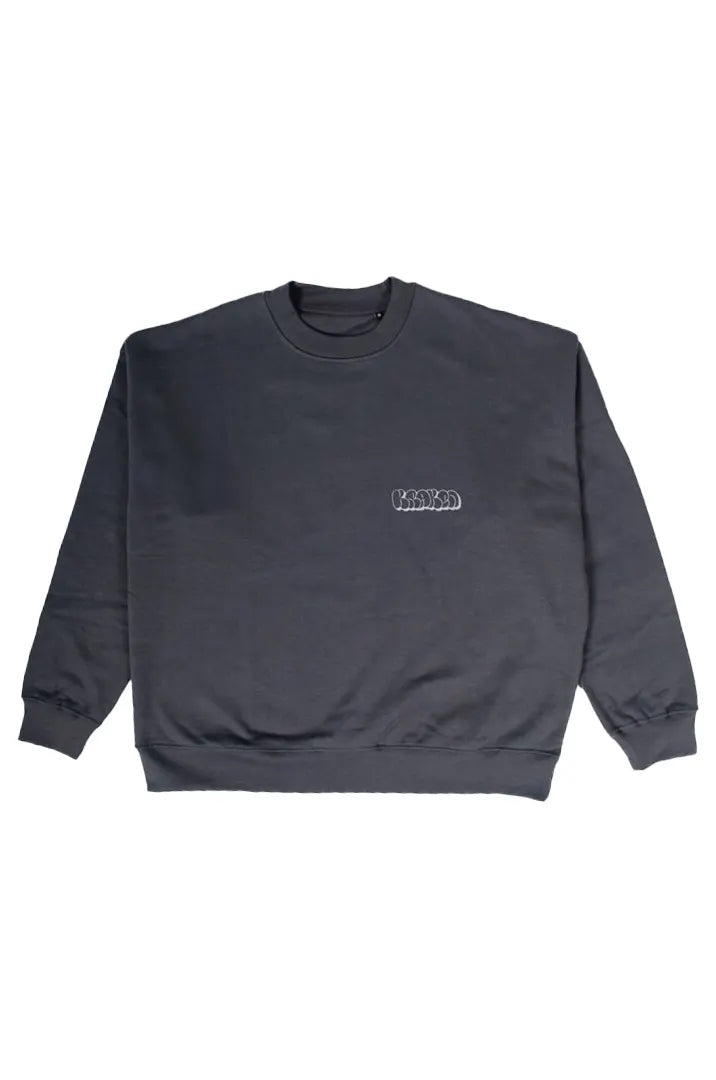 Vista frontal de la Sudadera La Brujas. Sudadera streetwear oversized sin capucha, de felpa perchada 100% algodón en color Gris Lobo.
