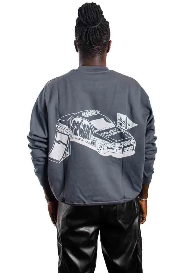 Vista trasera de un modelo hombre vistiendo la Sudadera La Brujas. Sudadera streetwear oversized sin capucha, de felpa perchada 100% algodón en color Gris Lobo.