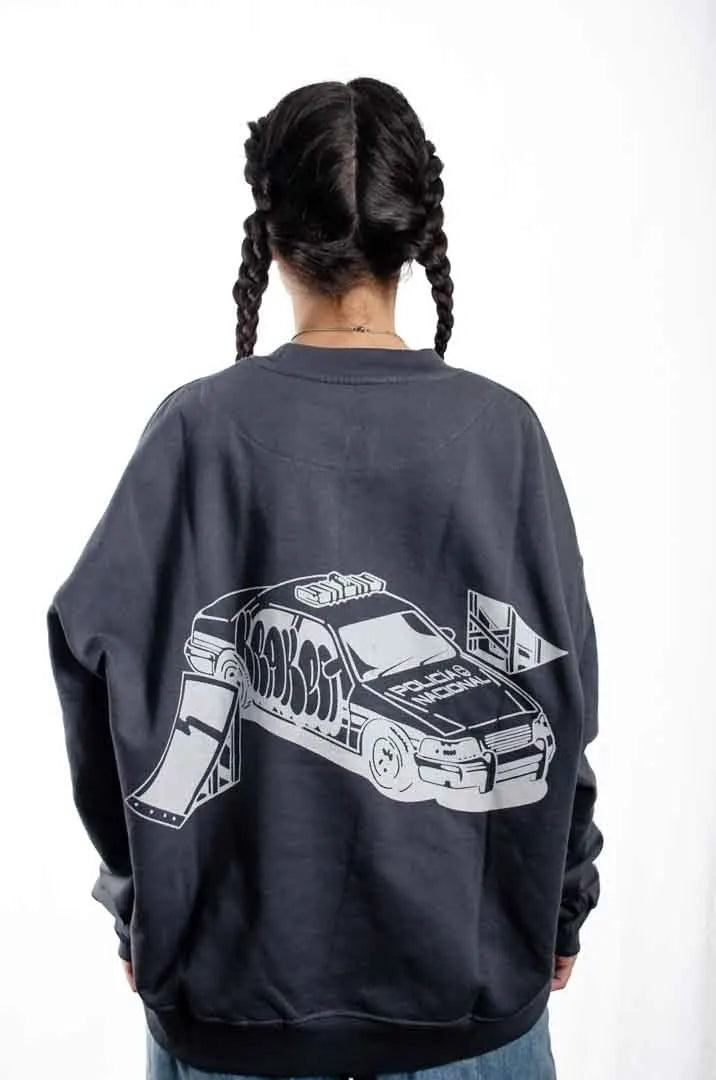 Vista trasera de una modelo mujer vistiendo la Sudadera La Brujas. Sudadera streetwear oversized sin capucha, de felpa perchada 100% algodón en color Gris Lobo.