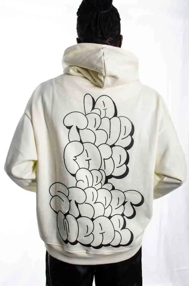 Vista trasera de un modelo hombre vistiendo la Sudadera La True Face. Sudadera hoodie oversized con capucha, 100% algodón felpa en color Leche de coco.