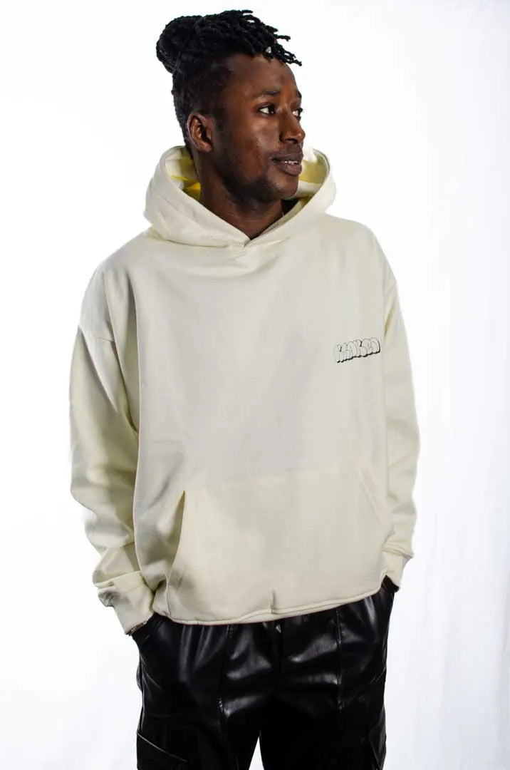 Modelo hombre vistiendo la Sudadera La True Face. Sudadera hoodie oversized con capucha, 100% algodón felpa en color Leche de coco.