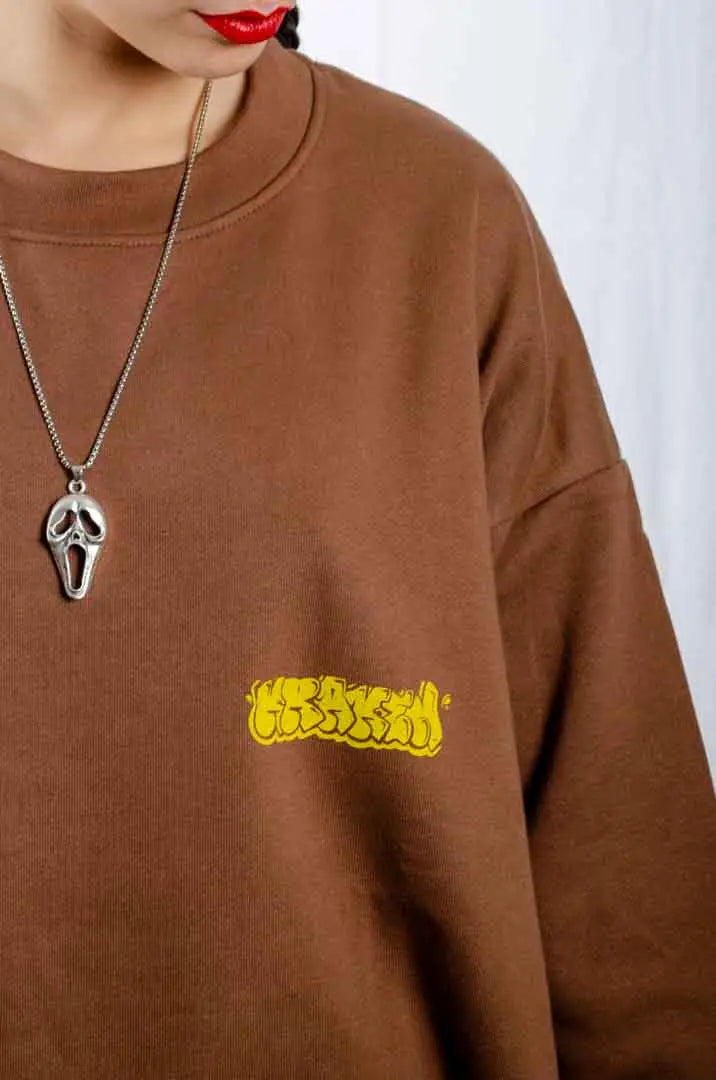 Detalle de la Sudadera Tu Tío Paco. Sudadera brushed oversized sin capucha, de felpa perchada 100% algodón en color Brownie especial.