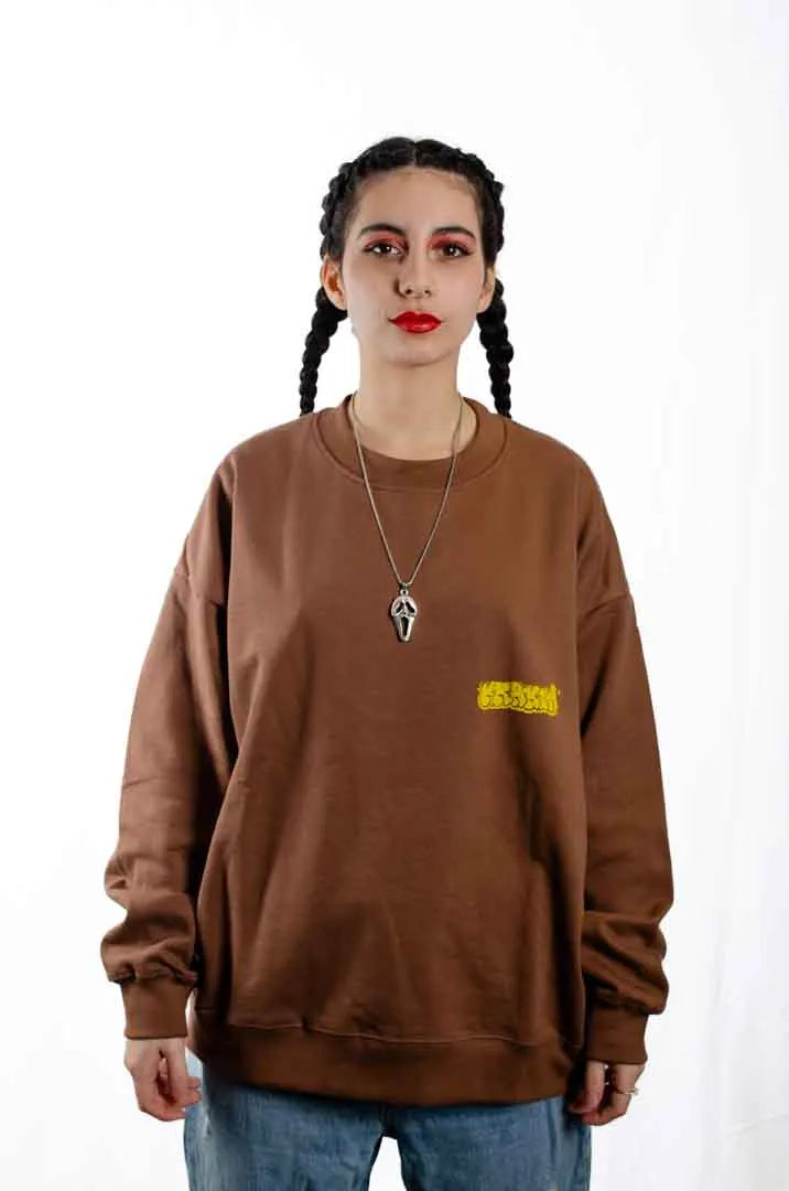 Modelo mujer vistiendo la Sudadera Tu Tío Paco. Sudadera brushed oversized sin capucha, de felpa perchada 100% algodón en color Brownie especial.