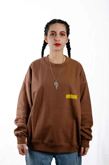 Modelo mujer vistiendo la Sudadera Tu Tío Paco. Sudadera brushed oversized sin capucha, de felpa perchada 100% algodón en color Brownie especial.